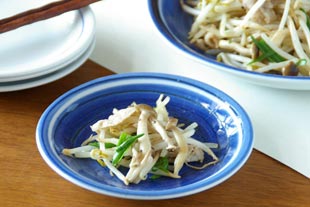 砥部焼・向井窯 青い取皿に炒めものを