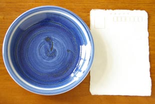 砥部焼・向井窯 青い取皿をはがきと比較して