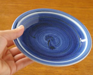 砥部焼・向井窯 青い取皿を手に持って