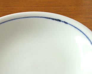 砥部焼・向井窯 白い取皿の絵付け