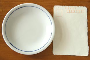 砥部焼・向井窯 白い取皿をはがきと比較して
