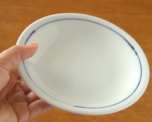 砥部焼・向井窯 白い取皿を手に持って