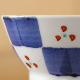 砥部焼・千山窯 市松みつ紋の茶碗の絵付け