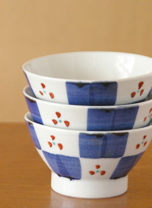 砥部焼・千山窯 市松みつ紋の茶碗を重ねて