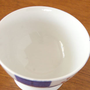 砥部焼・千山窯 市松みつ紋の茶碗を上から見て