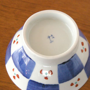 砥部焼・千山窯 市松みつ紋の茶碗の底面