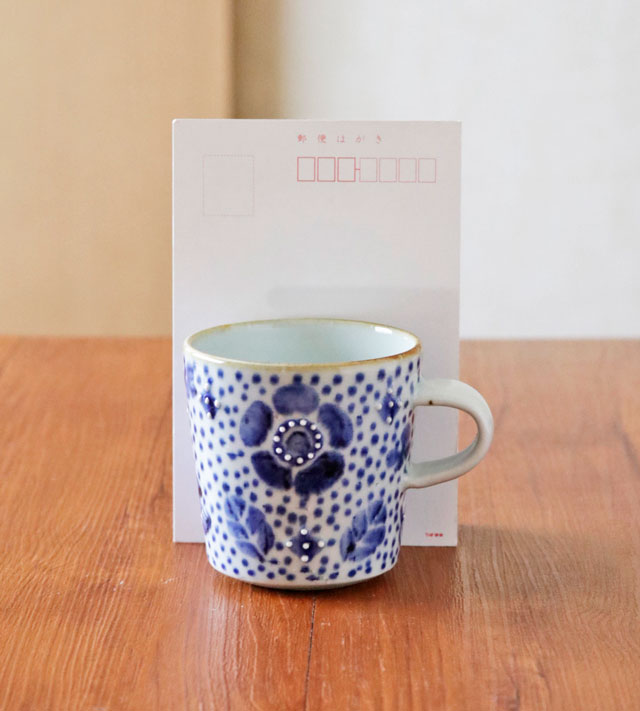 花ちらしドットのマグカップ ハガキサイズ比較