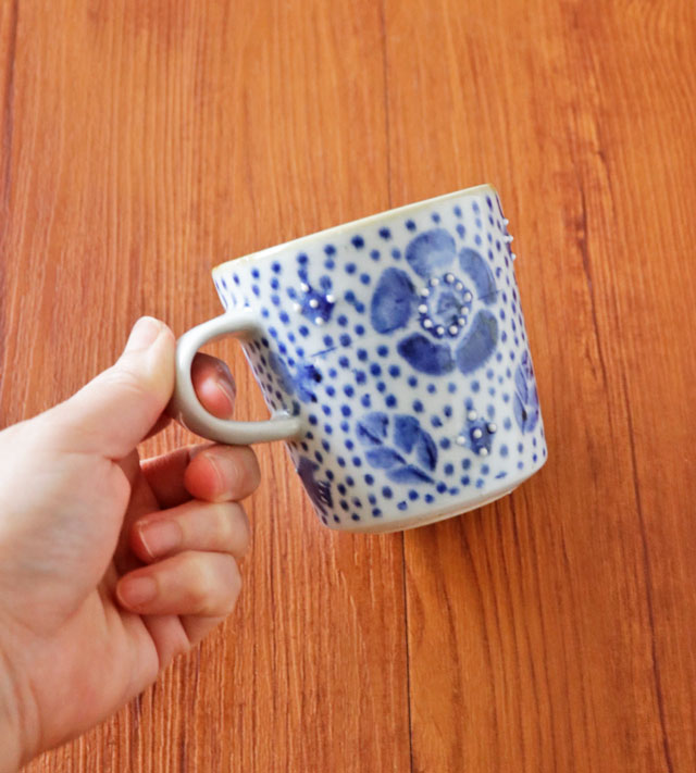 花ちらしドットのマグカップ 手持ちイメージ