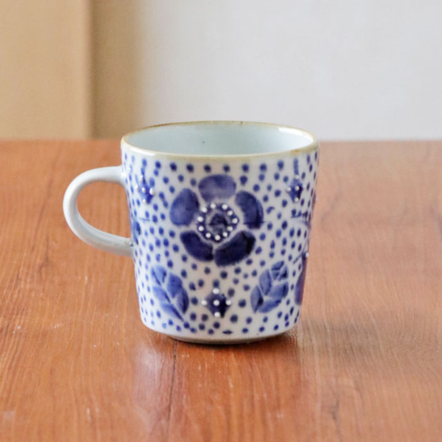 花ちらしドットのマグカップ 持ち手側