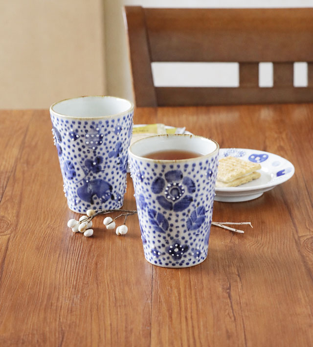 花ちらしドットのフリーカップ 食卓コーディネート