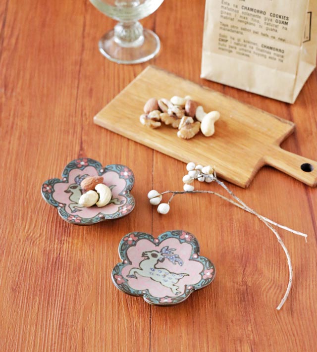 シカの花型小皿 焼き菓子をのせて