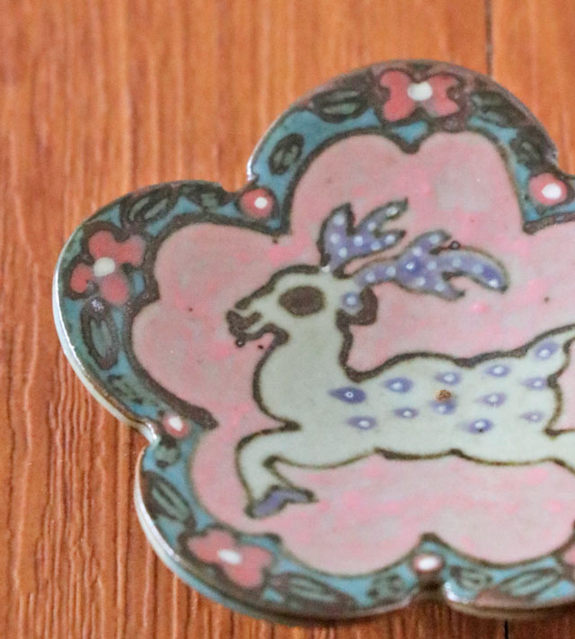 シカの花型小皿 絵付けアップ