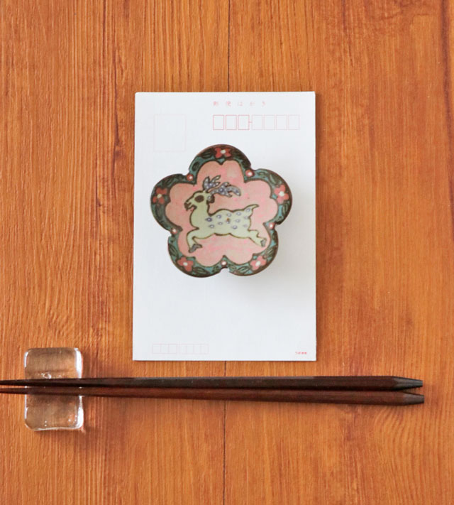 シカの花型小皿 ハガキサイズ比較