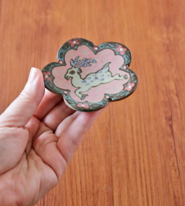 シカの花型小皿 手持ちイメージ