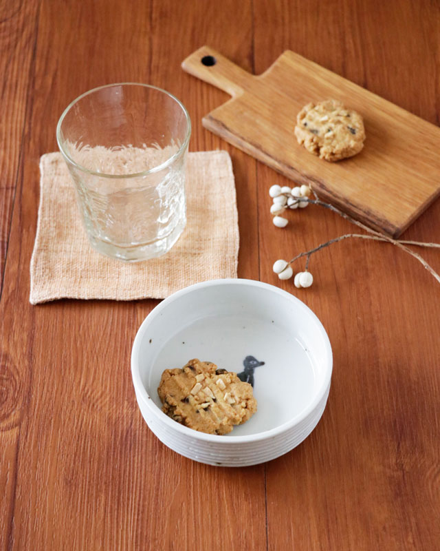 切立小皿にクッキーをのせた様子。おやつ用の器にもぴったりのサイズ感