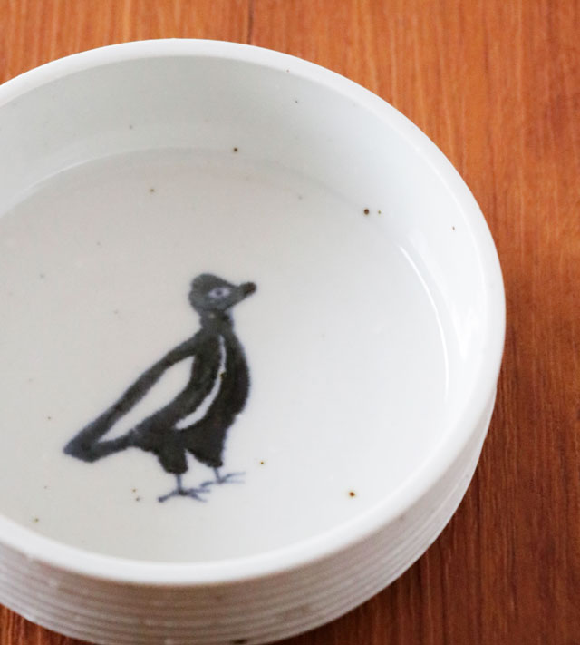 印判で描かれた鳥のすました目元や愛らしい足元。白磁にぽつぽつと浮かぶ味わい深い鉄点