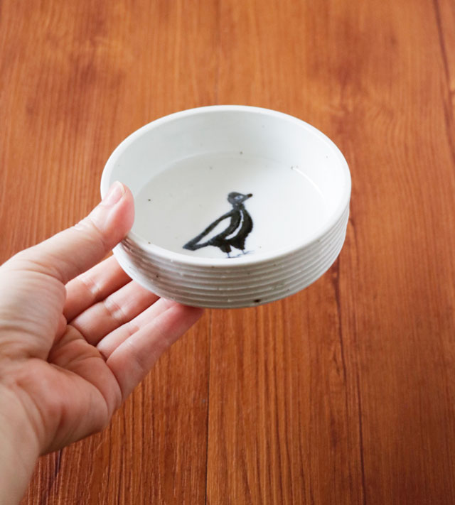 女性の手で持った切立小皿。程よい厚みと重さで持ちやすい