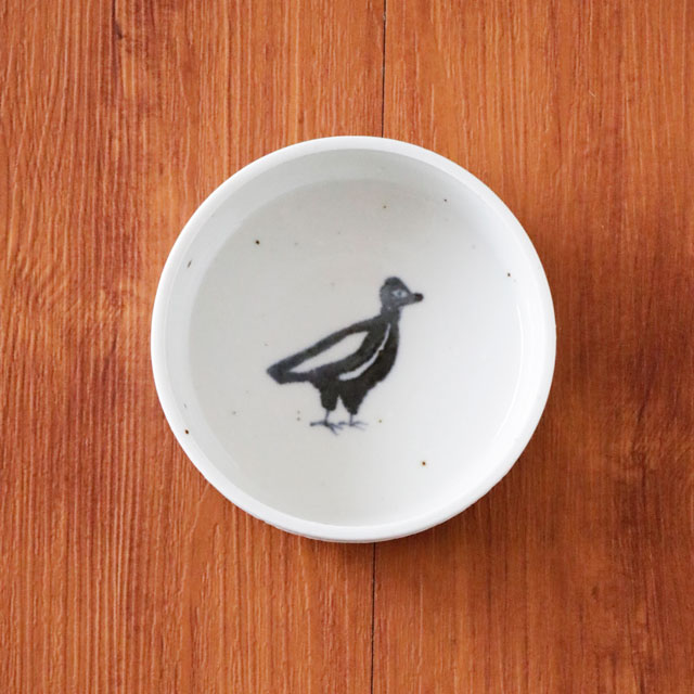 真上から見た切立小皿。中央に配された鳥のデザインが美しいバランス