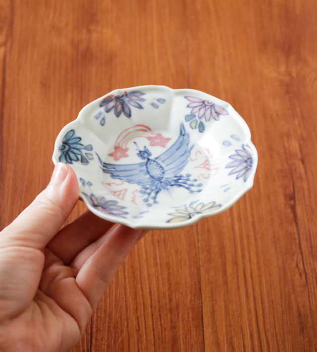 女性の手で持った鳳凰の花形型打皿。軽やかで手にしっくりと馴染む形