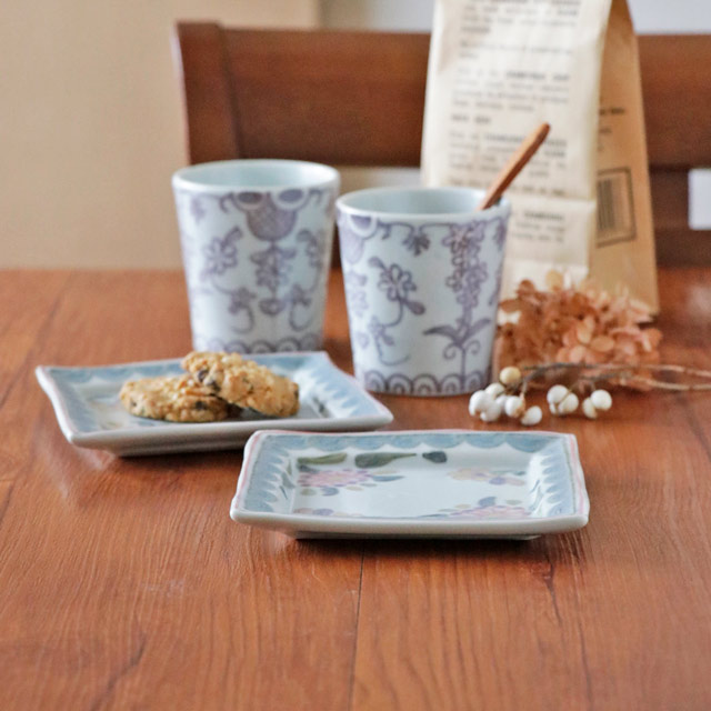 真横から見た四角リム皿。リムの緩やかな立ち上がりと歪みの表情