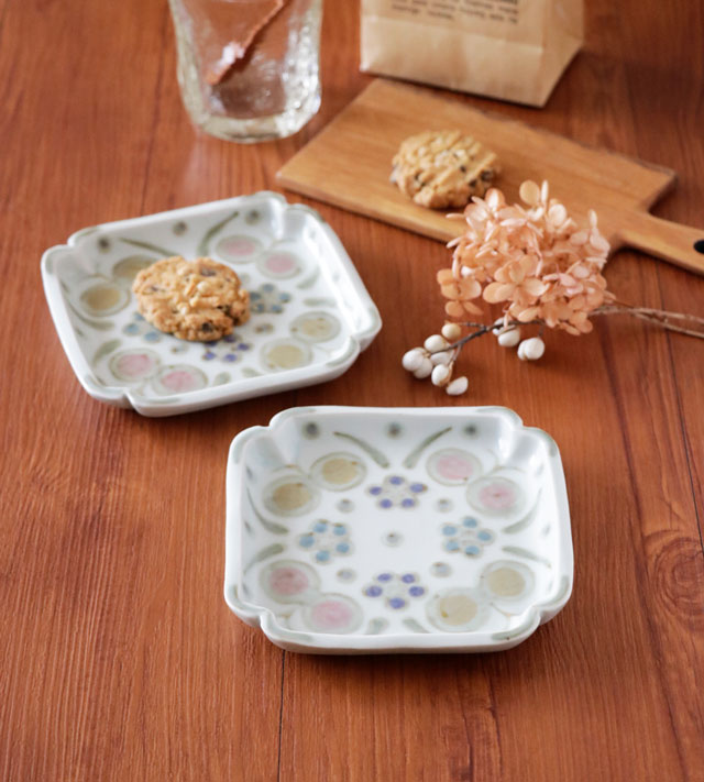 四角隅切皿にお菓子を添えて