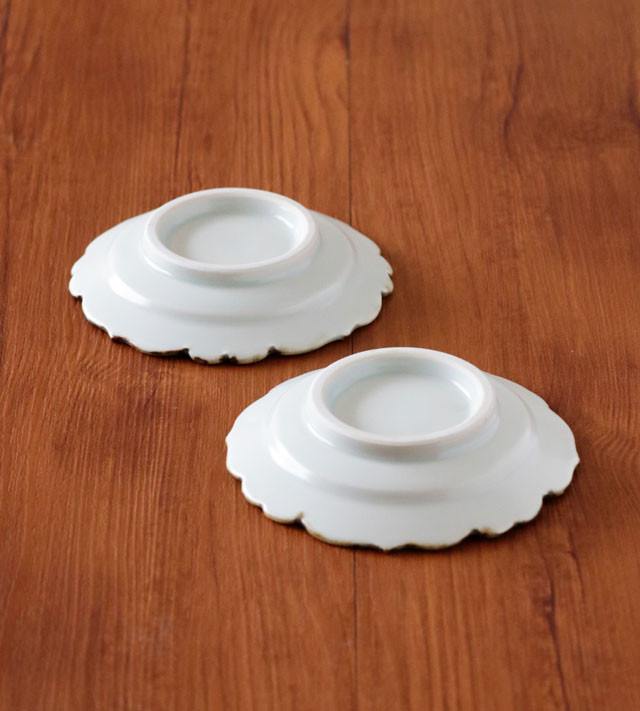 伏せて置かれた輪花リム皿の裏側。裏まで丁寧な仕上がり
