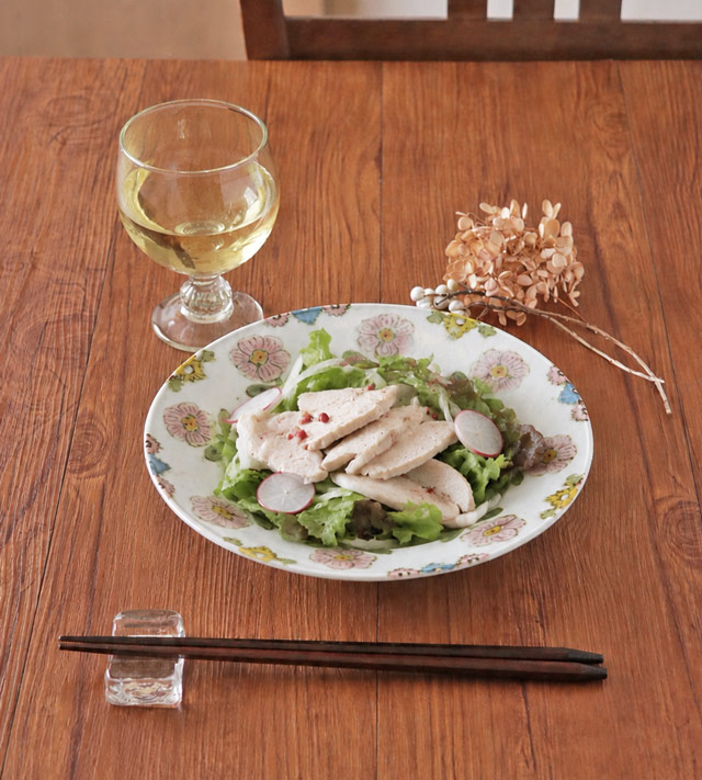 お料理を盛り付ける前の色絵花ちらしの縁付皿