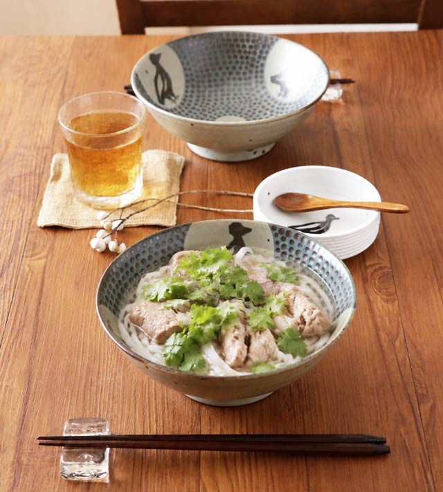 パクチーとお肉をのせた、おいしそうなフォーを盛り付けた様子