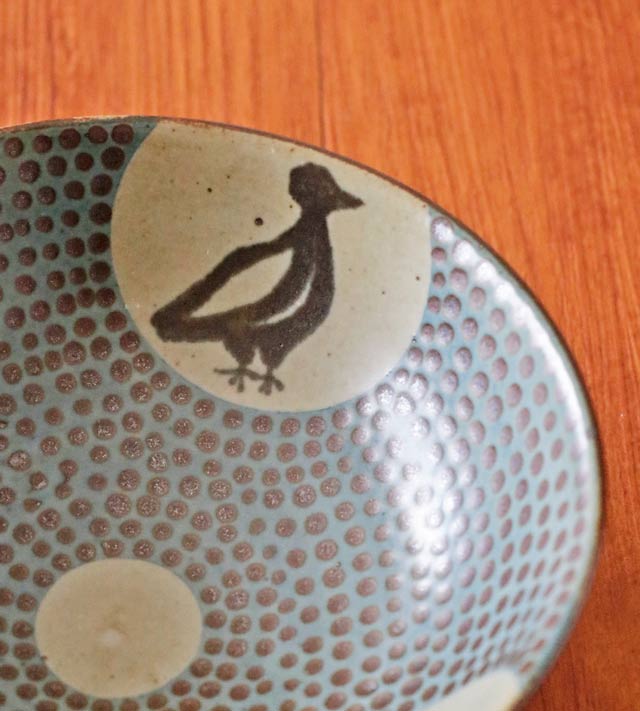器のフチに描かれた鳥とドット模様のアップ