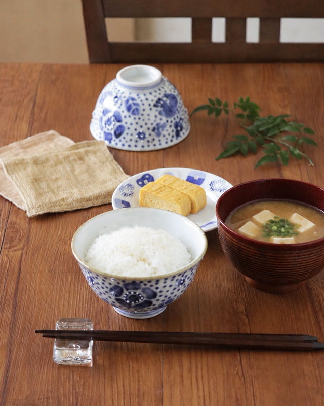 おかずやスープと一緒に食卓に並ぶ花鳥ちらしの茶碗