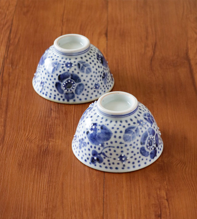 伏せて置かれた2つの茶碗。裏側の美しい仕上げ