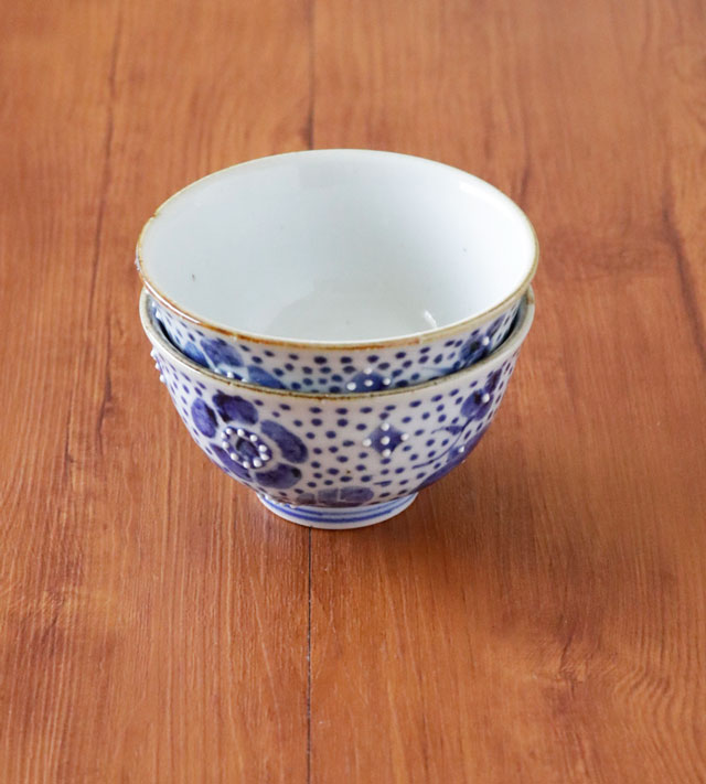 2つの茶碗がきれいに重なっている様子
