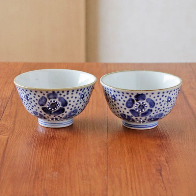 2つ並んだ茶碗。鉄点の出方や表情の違い