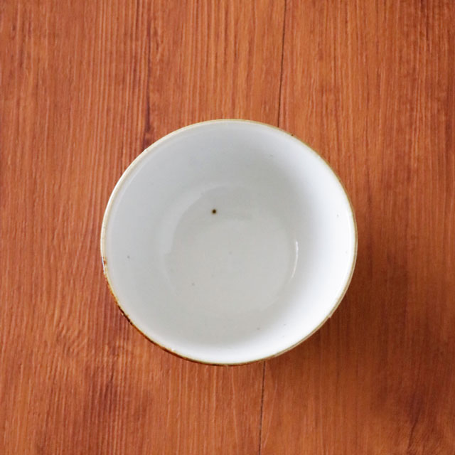 茶碗を真上から見た内側の様子。鉄点の風合いが広がっています