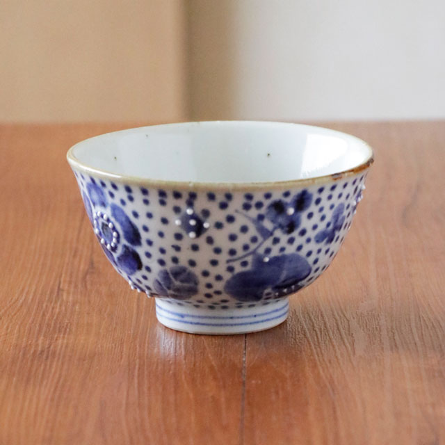 真横から見た茶碗。美しい台形のかたち