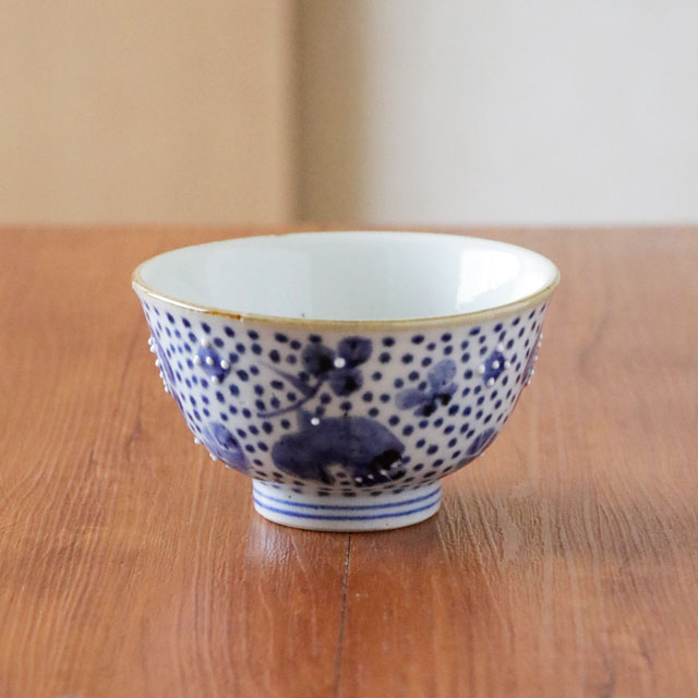 角度を変えて横から見た茶碗。鉄点の出方や絵柄の表情