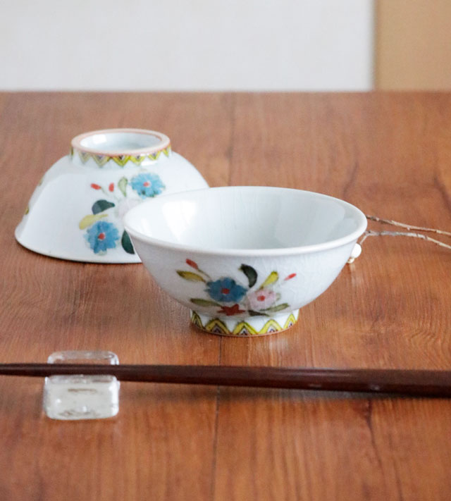 お箸や箸置きと並ぶ印判色絵花の茶碗