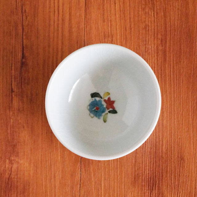お茶碗の内側。底に描かれた一輪の花