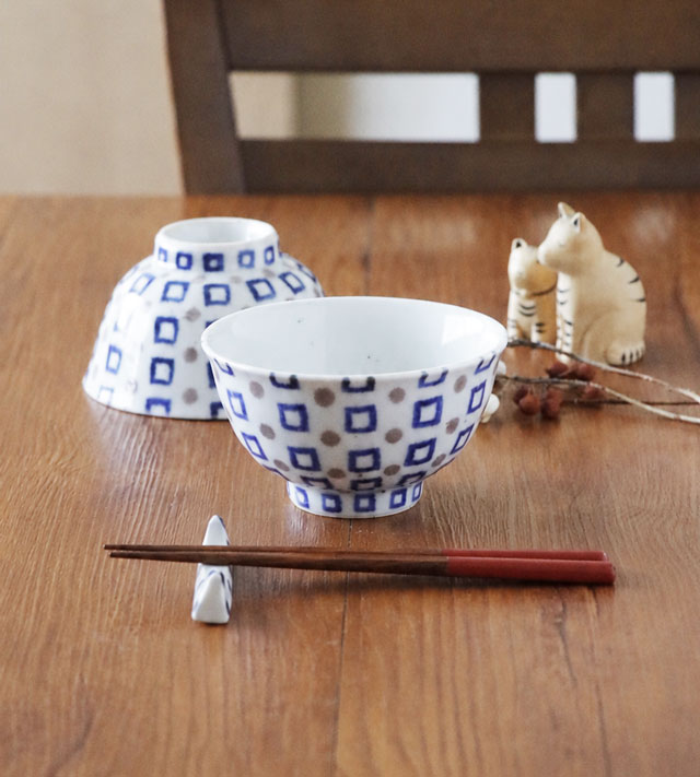 お箸や箸置きと並ぶしかくドットの茶碗