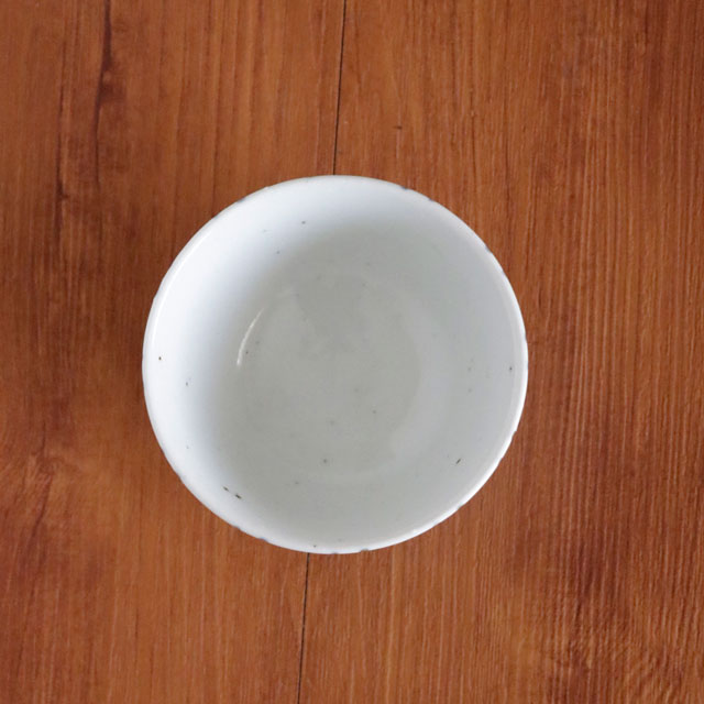 お茶碗の内側。白磁に広がる細やかな鉄点