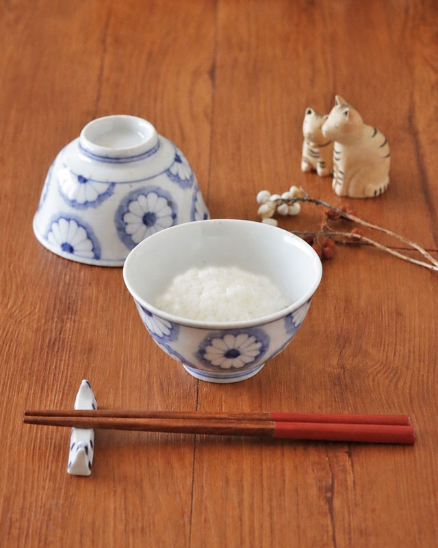 お粥を盛り付けた菊文の子供茶碗