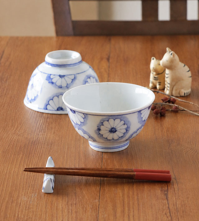 食卓に並ぶ菊文の子供茶碗