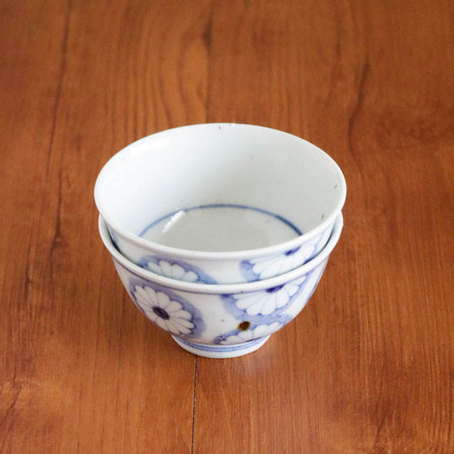 二つ重ねた菊文の子供茶碗