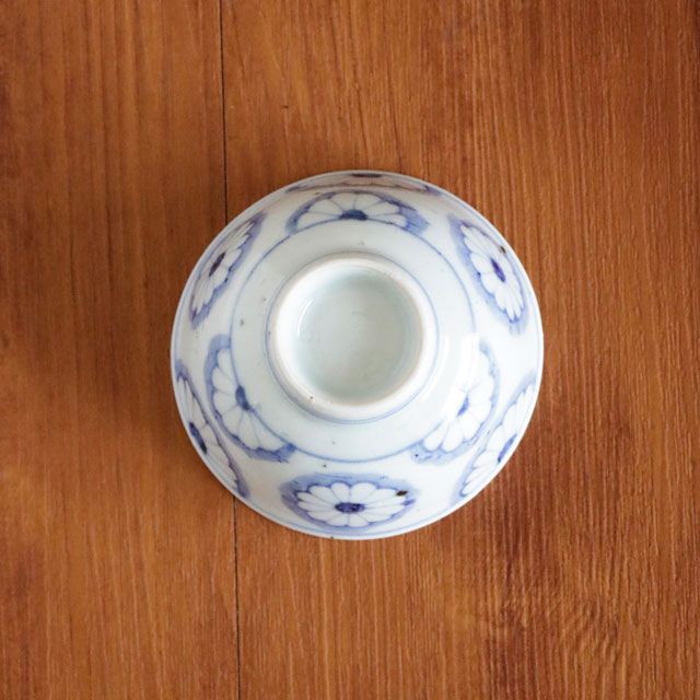 菊文の子供茶碗の裏側と高台