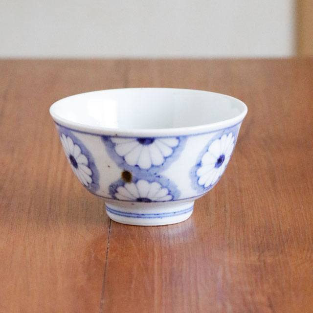 異なる角度から見た菊文の子供茶碗