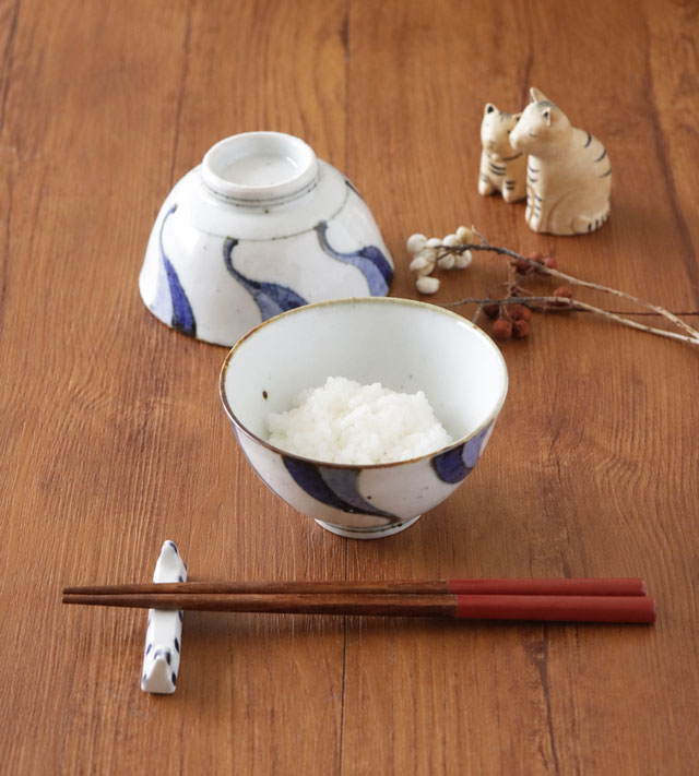白米を盛り付けたねじり文の子供茶碗