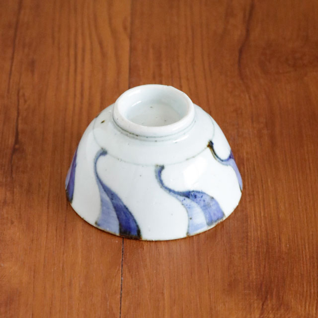伏せて置かれたねじり文の子供茶碗