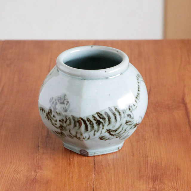 寅と鳥の六角扁壷 正面