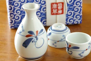 砥部焼 上絵とんぼの酒器をギフトに