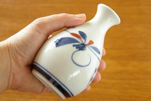砥部焼・千山窯 上絵とんぼの徳利を持って